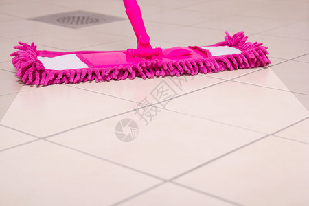 用粉色拖把清洁瓷砖地板图片