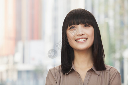 北京市外微笑的年轻女子的背景图片