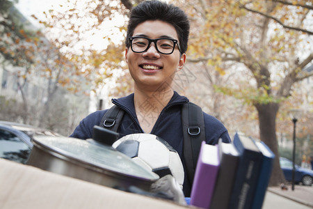 大学宿舍前的学生图片