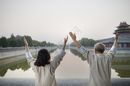 两个人练太极图片