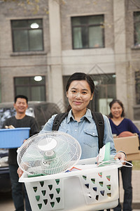 学生与家人一起在大学宿舍门图片