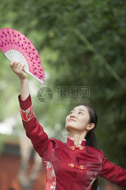 年轻女子与中华传统风扇高清图片下载-正版图片504787137-摄图网