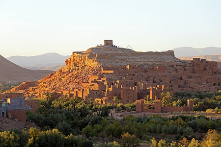 位于摩洛哥撒哈拉沙漠边缘的瓦尔扎特摩洛哥附近的强化城镇AitbenHaddou以其在许多电影中的场景而闻名图片