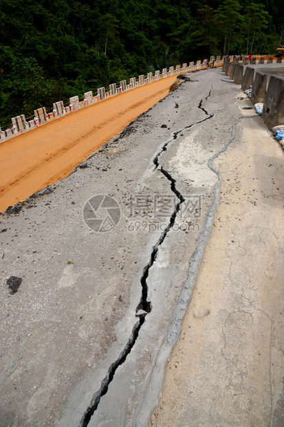 由于地面塌陷导致的沥青路面裂缝图片