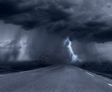 在道路的黑暗的暴风雨云图片