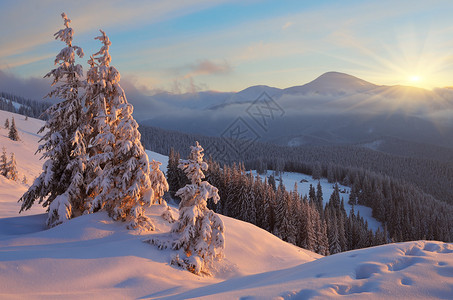 冬季山峰的日出多彩图片