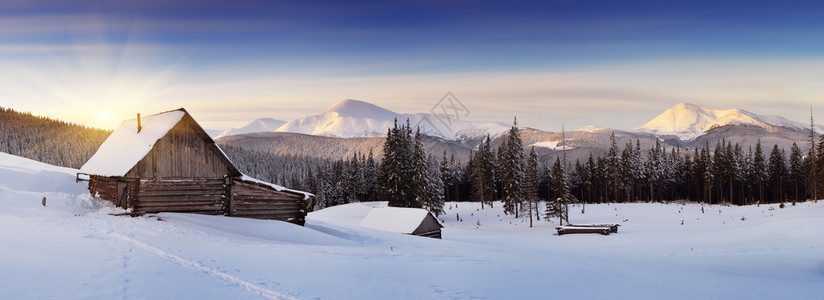 冬季山区全景和牧羊人的住房喀尔巴阡山图片