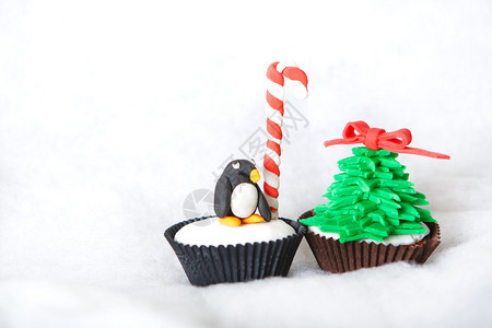 圣诞企鹅和树形蛋糕配白色软糖图片