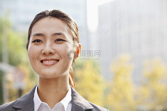 在外面微笑的年轻女商人的肖像图片