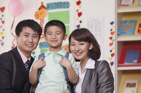 父母和他们的儿子在教室里图片