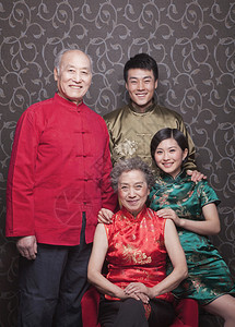 外祖父母和成年孙辈传统中华服背景图片