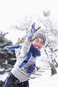 男孩在雪地里玩耍图片