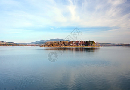 Orava水库OravskaPriehrada的傍晚景色与背景中可见的Slanica岛Slanickyostrov水库受Horn图片