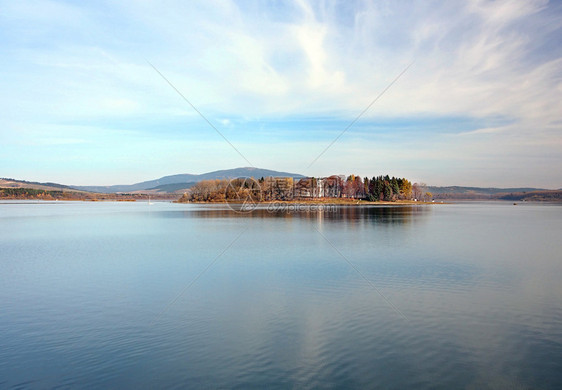 Orava水库OravskaPriehrada的傍晚景色与背景中可见的Slanica岛Slanickyostrov水库受Horn图片