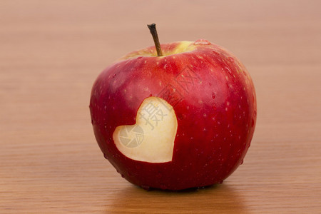 新鲜苹果上的心情人节主题图片