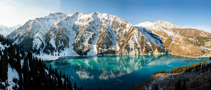冻山湖镜图片
