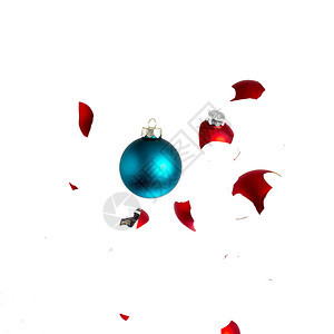 蓝红色的圣诞球像爆炸圣诞晚会圣诞球一样冲击破碎的白色背景图片