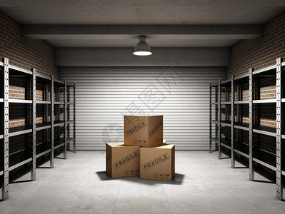有箱子和货架的储藏室用于货物图片