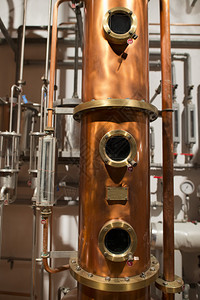 蒸馏葡萄和产生灵的蒸馏厂内图片