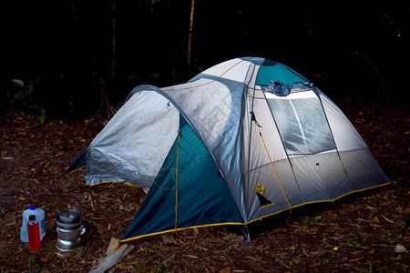 露营地里的一个小帐篷图片