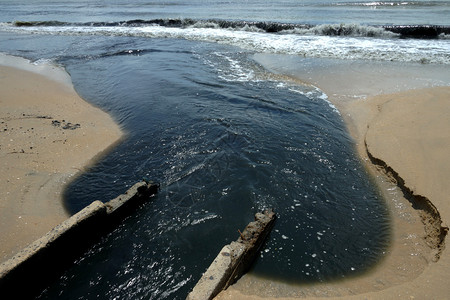 处理工业废水图片