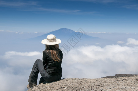 从乞力马扎罗的山坡上看云到须弥山图片