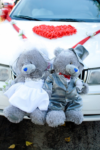 小熊玩具装饰婚车图片