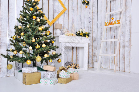 白色和的圣诞内饰配有圣诞树和礼物图片