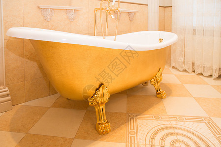 浴室里的老式豪华金色浴缸图片