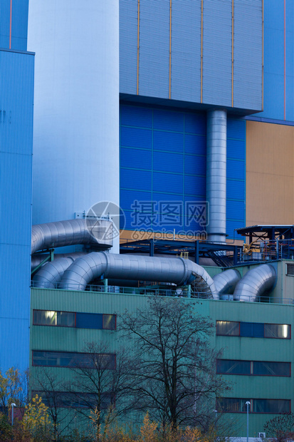 在德国欧洲奥伯豪森建造现代废物到能源设施复杂细节和外部管道的建筑工图片