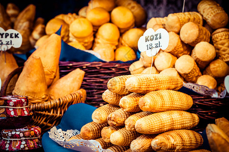 波兰克拉科夫市户外市场传统油烟熏奶酪OS图片