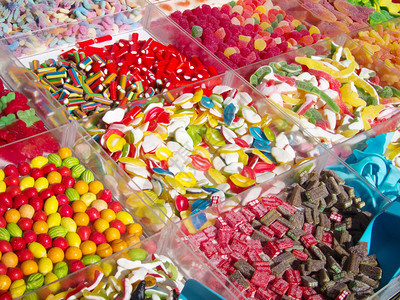 西班牙市场上有多种彩的果冻糖果图片