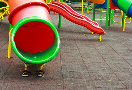 公园里色彩缤纷的儿童游乐场图片