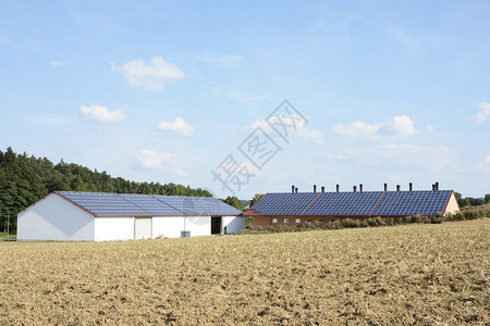 屋顶有太阳能电池图片