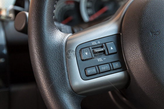 汽车方向盘上的音频控制按钮图片