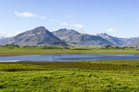 下渚湖在山地背景下美丽的湖泊冰岛良背景