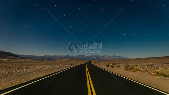 夜间谷的沙漠公路图片