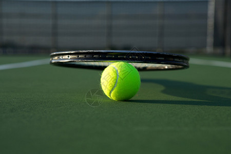 球拍平衡的网球图片