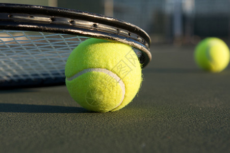 网球拍与网球：夏天户外的健康娱乐乐趣图片
