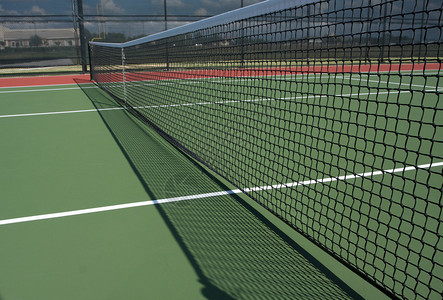 网球场和网与的影子图片