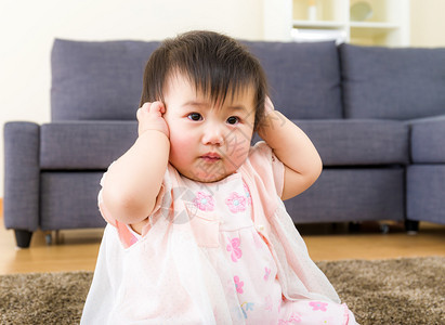 亚洲女婴捂耳朵背景图片
