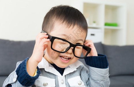 亚洲小男孩戴眼镜图片