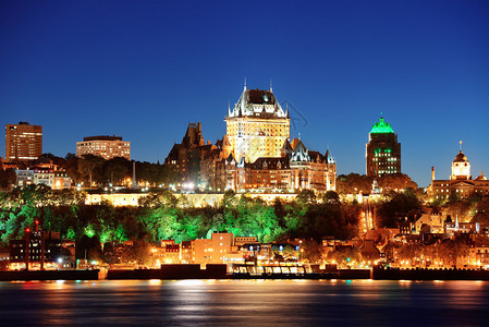 魁北克市黄昏时分的天线从背景图片