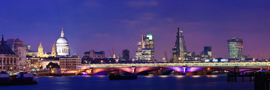 伦敦的天线夜以继日在泰晤士河上空有桥和图片