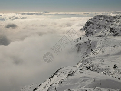 滑雪胜地山峰从低雾中涌现出来图片