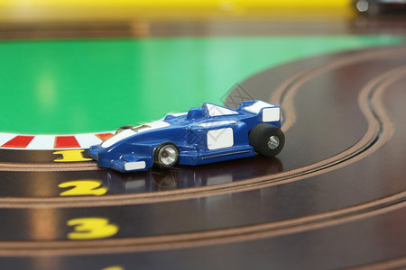 玩具赛道上的赛车图片