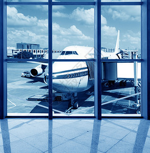 上海机场的停机坪飞机图片