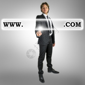 商人从后面用手指在虚拟界面或屏幕上的导航栏中激活带有www和dotcom背景图片