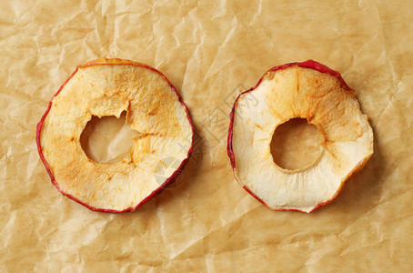 烤羊皮纸上的苹果片图片