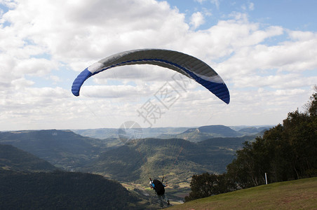 滑翔是飞行滑翔机的娱乐和竞技冒险运动图片